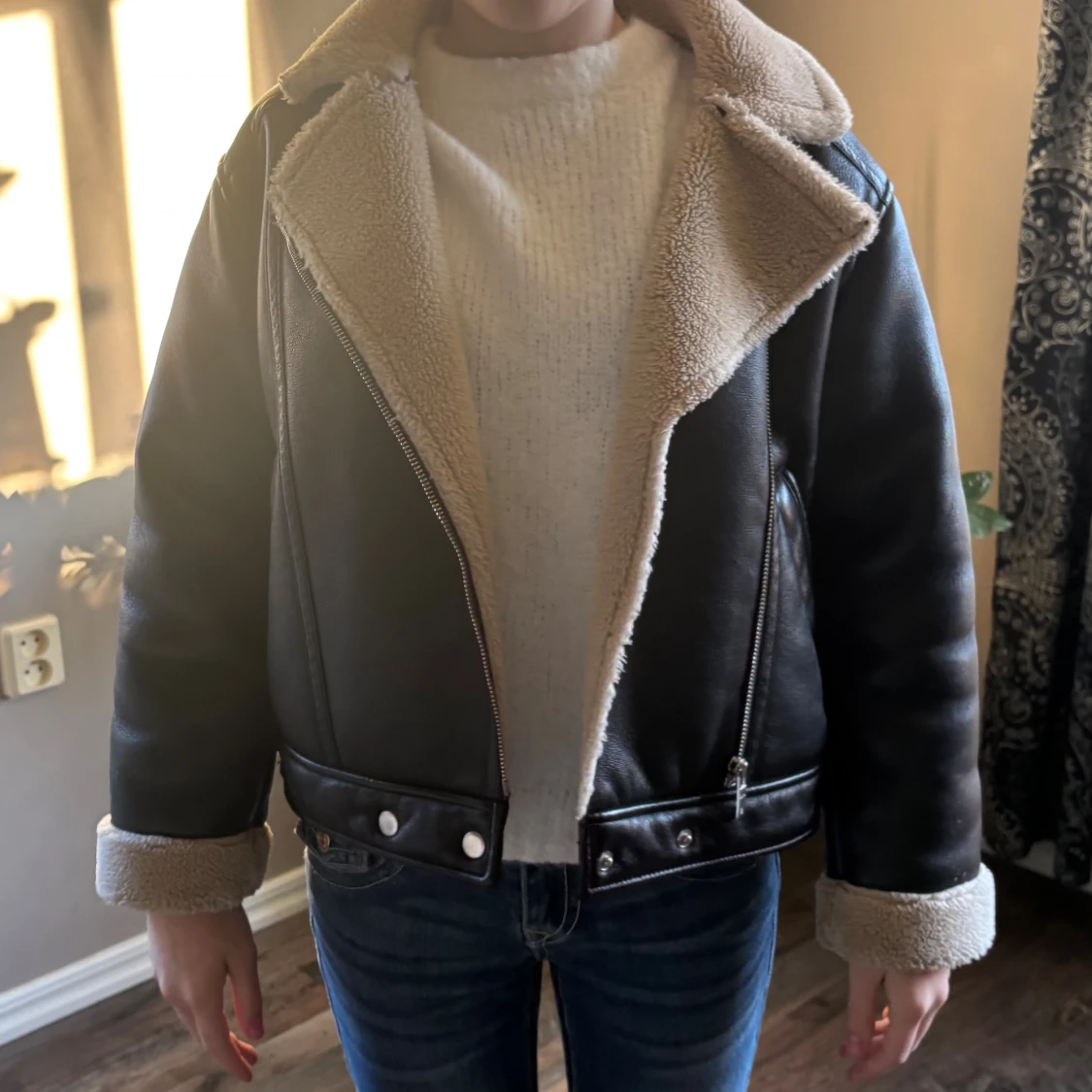 Svart teddyjacka med beige foder - 1