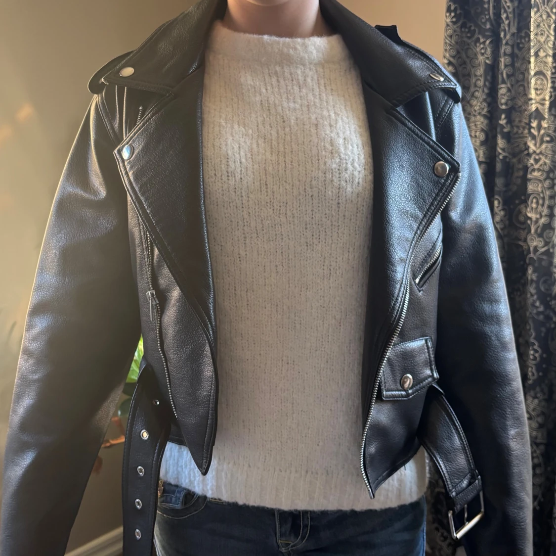 Svart skinnjacka med bälte och dragkedja - 2