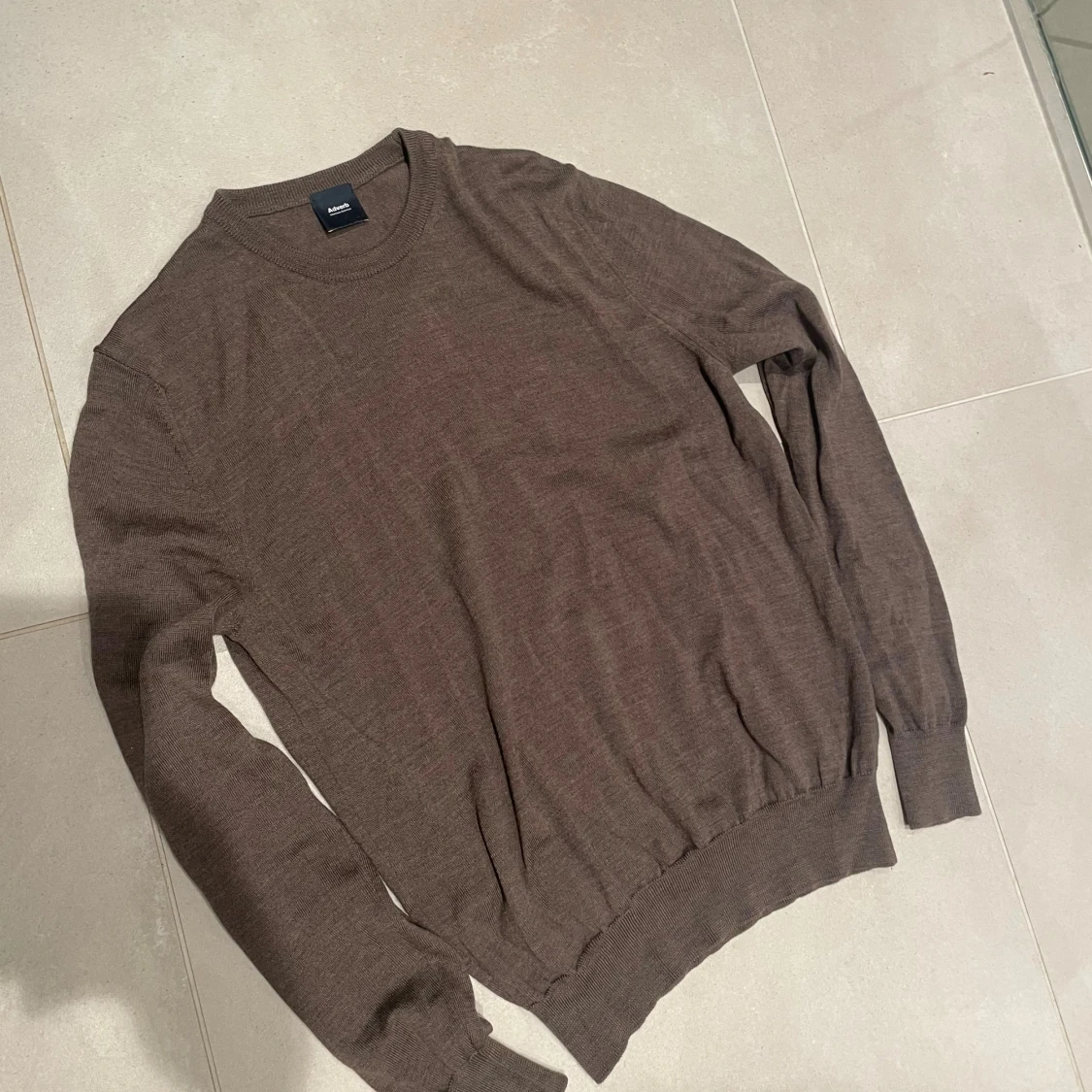 Brun stickad tröja från adverb