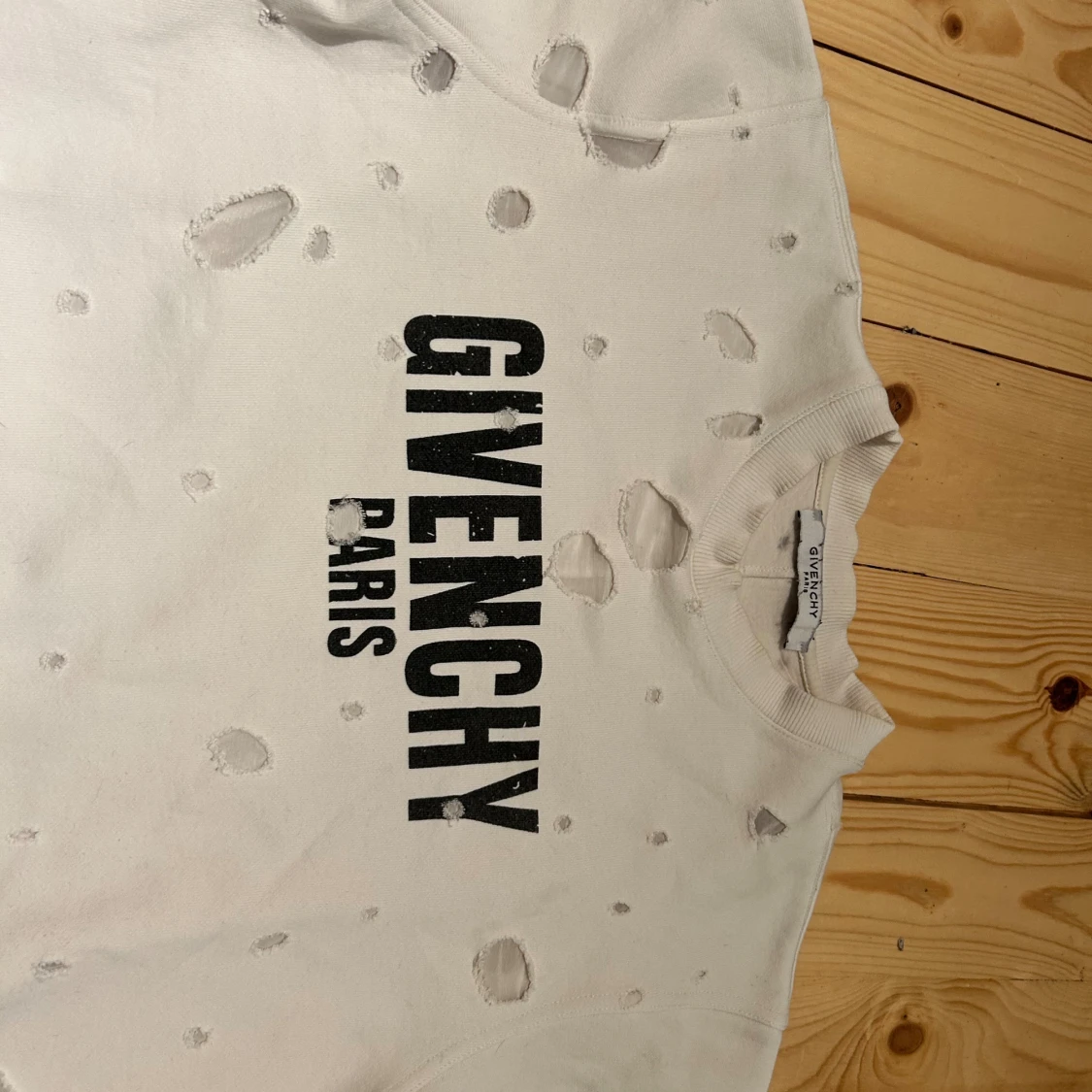 Vit Givenchy sweatshirt med hål - 1