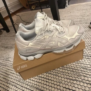 Asics GEL-NYC Cream sneakers - Asics GEL-NYC Cream sneakers i storlek 45.