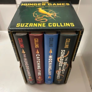 The Hunger Games Four Book Collection - Samlarbox med fyra böcker: The Hunger Games, Catching Fire, Mockingjay och The Ballad of Songbirds and Snakes. Böckerna är skrivna på engelska. 