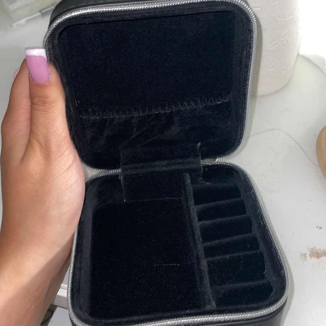 Svart quiltad smyckesväska med M-detalj - 1