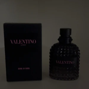Valentino parfym - Skit najs till vinter, det är ungefär 40 ml kvar av den och är en 100 ml flaska. Pris kan diskuteras.