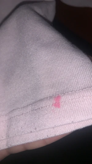 Ljusrosa långärmad omlottopp - Säljer en ljusrosa långärmad topp med omlottknytning framtill. Toppen har en djup v-ringning och långa band som knyts i mitten, vilket ger en snygg och feminin look. Materialet är mjukt och stretchigt, perfekt för att skapa en chill och trendig outfit. Finns en liten rosa fläck på armen. Syns inte riktigt.