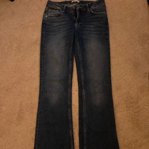 Blå bootcut jeans från Gina Tricot - Snygga blå jeans från Gina Tricot i storlek 152. Dom ser raka ut på bilden men dom är utsvängda 