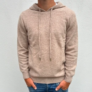Kashmir/Merino hoodie - Beige Kashmir/Merino hoodie | Storlek S | Modellen är 177cm lång | Endast testad, därför är skicket 10/10 | Hör av dig vid frågor🌟