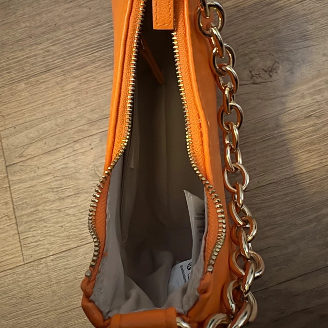 Orange axelväska från H&M med kedja - 1