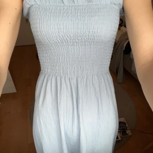 Ljusblå sommarklänning  - Denna klänning är från H&M och har använts ett fåtal gånger. Den är i st XS men passar nog även S. Tveka inte med att höra av dig gällande proset och klänningen!