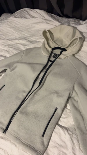 Colmar jacka - Unik colmar jacka i fleece material som håller värmen, perfekt till vintern! Den är i superskick, endast använd några gånger. Kan köra lägre pris vid snabb affär👌🏻