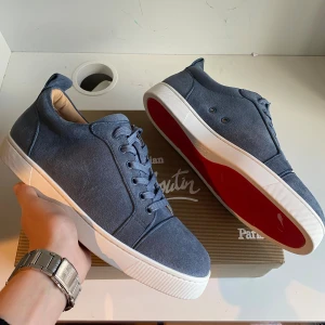 Christian Louboutin skor - Christian Louboutin skor i strlk 43 | Aldrig använda | I mocka material med sin ikoniska röda sula | Skriv vid funderingar!