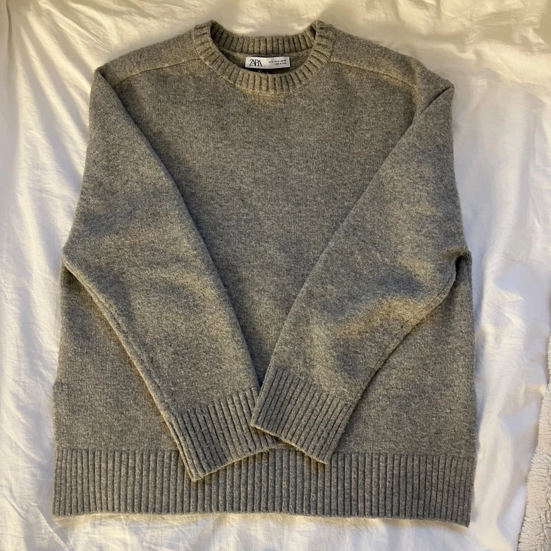 Grå stickad tröja med slits från Zara - 2