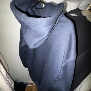 Mörkblå hoodie från Polo Ralph Lauren - Säljer en mörkblå hoodie från Polo Ralph Lauren med stor vit polospelare-tryck på bröstet. Tröjan har huva med snörning och en klassisk loose passform. Perfekt för dig som gillar oldmoney och vill ha en snygg logga framtill.