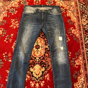 Blå jeans från Lee med feta slitningar  - Hej säljer nu dessa sjukt snygga Lee jeansen i modellen LUKE👖 | Jeansen har sjukt snygga slitningar och fades✌🏼| Storleken är W32 L34👌🏼 Vid funderingar är det bara att skriva🤝🏼