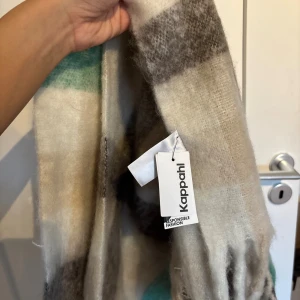 Halsduk  - Fin halsduk i olika färger som säljs pga inte används! Lappar kvar! 