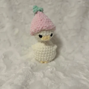Virkad anka med rosa hatt - Ankan är ca 16 cm hög 💕 Den har Säkerhetsögon som inte rekommenderas för barn under 3 år! 