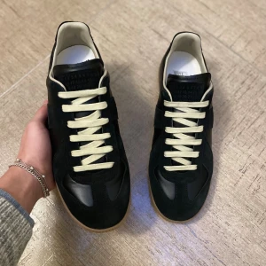 Masion Margiela Gats  - Ett par riktigt snygga Masion Margiela Gats! Skorna är i storlek 42! Dom är från Vestiaire Collective som syns på bild 4. Kontakta gärna oss om du har frågor, priset kan diskuteras vid snabb affär! Mvh Saint ;) 