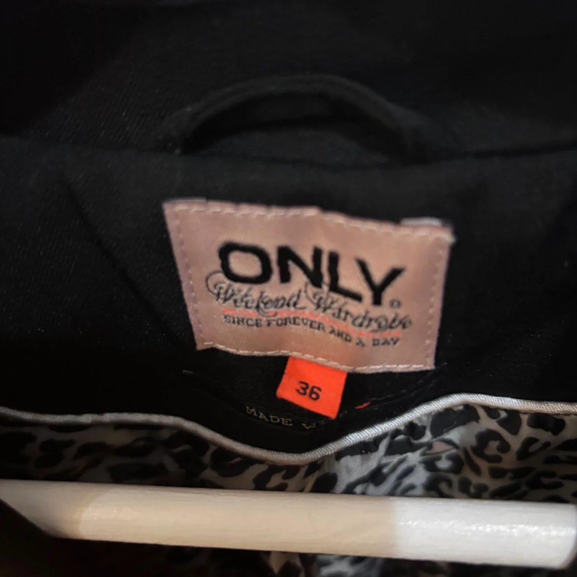 Svart kavaj med leopard mönster  - 2