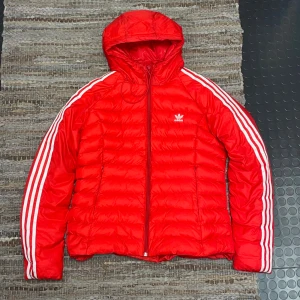 Adidas Retro Jacka - En retro Addidas jacka i mycket bra skick. Den har hängt inne i garderoben ett bra tag nu och är knappt använd. Väldigt skön nu till vintern. Skicka gärna prisförslag och om du undrar något så är det bara att skriva!