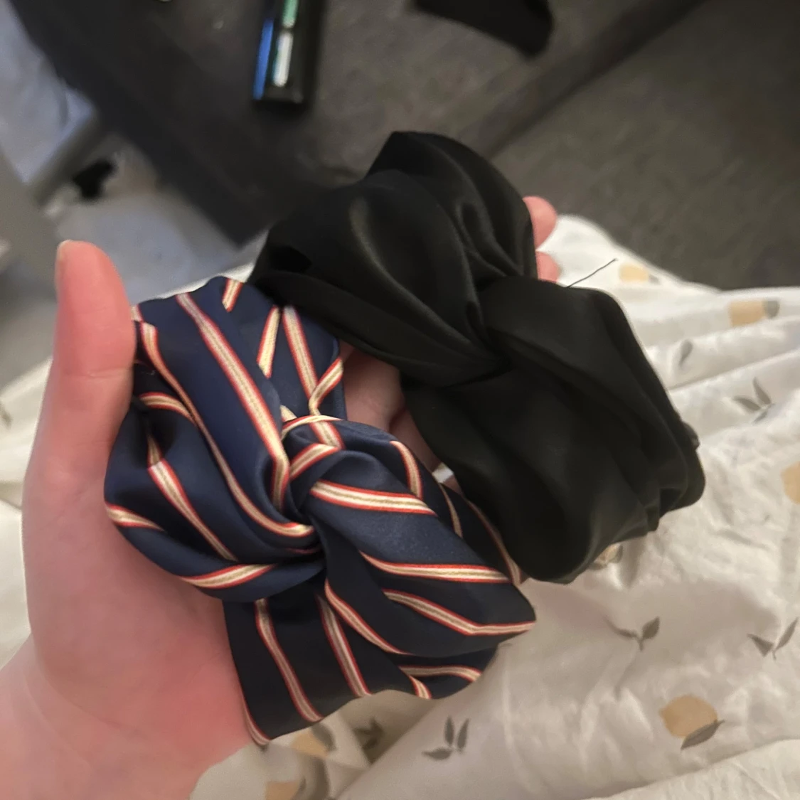 2-pack hårband, svart & en randigt