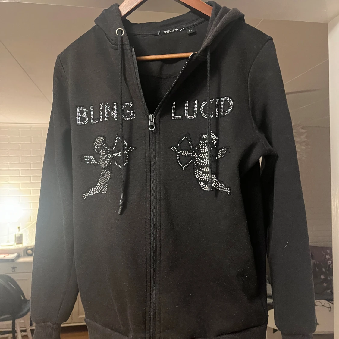 Svart hoodie med strass från Blinglucid