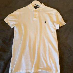 Ralph lauren pike - Vit piké i mycket bra skick. Storlek S slim fit