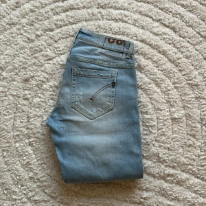 Dondup jeans George  - Säljer ett par riktigt snygga jeans från Dondup i den populära modellen George. Storleken är W32, och skicket är grymt! Vid minsta lilla fundering är det bara att höra av sig.💭✨