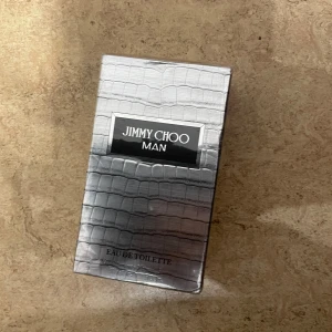 Jimmy Choo Man Eau de Toilette - Stilren parfym för killar från Jimmy Choo. Volym: 50 ml. Tillverkad i Frankrike. Ingredienser: Alcohol Denat, Aqua, Parfum, Limonene, Linalool, Butyl Methoxydibenzoylmethane, m.m. Perfekt för dig som vill sticka ut med en ikonisk doft.
