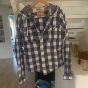 Hollister overshirt - En riktigt fett och unik overshirt från hollister. Kan ge din tråkiga outfit en helt ny look. Är M men sitter lite mindre skulle säga de passar både M och S. Knappt använd toppen skick.