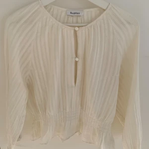 Vit blus med knappar - Rodebjer - Säljer en superfin vit blus med volanger och knappar från Rodebjer i mjuk bomull. Är i storlek M men känns som en S
