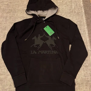La Martina hoodie  - La Martina hoodie. | Helt ny skick 10/10 | Stotlek M färg: svart | Hör av er frågor eller funderingar!