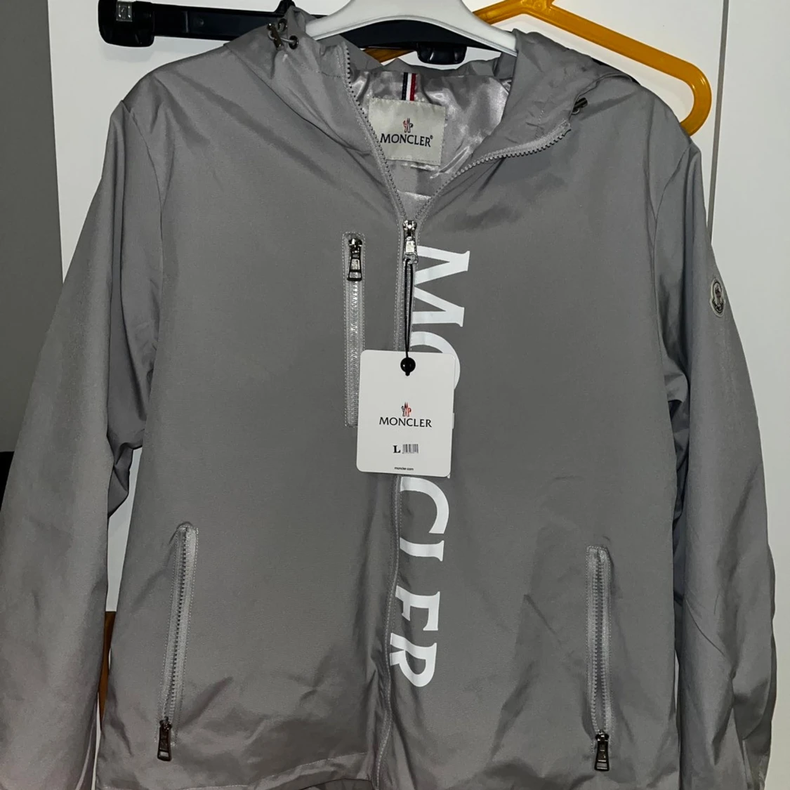 Grå vindjacka Moncler med huva