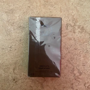 Gucci Absolute Pour Homme 50ml - Gucci Absolute Pour Homme, 50ml Eau de Parfum. Tillverkad i USA. Ingredienser: Alcohol Denat, Aqua/Water, Parfum, Ethylhexyl Methoxycinnamate, BHT, Limonene, Linalool, Citral, Geraniol, m.fl. Snygg och lyxig parfym för dig som vill sticka ut.