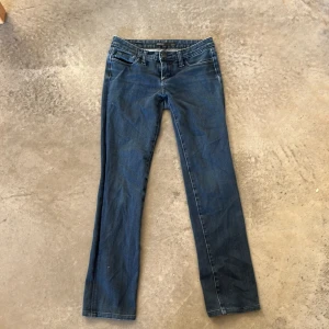 Blå Serfontaine straight jeans stl 25 - Jätte snygga vintage jeans från Serfontaine Los Angeles. Jeansen är låg midjade, raka i modellen och har en klassisk femficksdesign.