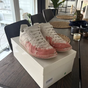 Maison margiella  - Tja! Säljer mina Maison margiellas, dem är i otroligt bra skick ingen defekt. Allt från butik medföljer. Dem är i storlek 40 men passar bättre som 41. Färgen har knappt åkt av någonstans. Dessa är otroligt sköna och unika. Mvh VL