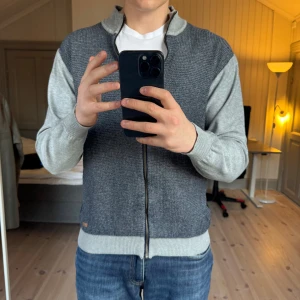 Full zip - Tjenare säljer en full zip, den är i fint skick. Storlek L men passar mer som en S/M Hör gärna av er vid frågor och funderingar!🤗