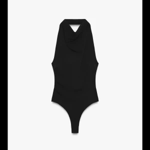 Svart halterneck bodysuit - Säljer en helt oanvänd body från ZARA med öppen rygg!