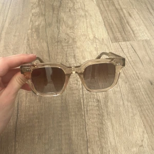  CHIMI solglasögon - Säljer nu mina CHIMI solglasögon i färgen Ecru, model 04! Använda endast ett fåtal gånger, iprincip som nya! Köpta för runt 1300kr, säljes för 500kr! Pris går att diskutera vid snabb affär!