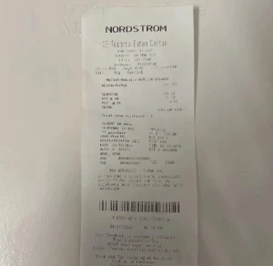 Maison Margiela  - Maison Margiela low-top sneakers i svart skinn och mocka med beige snörning och gummisula. Klassisk siluett med rund tå och platt sula, perfekt för dig som gillar stilrena och lyxiga sneakers. Snygga detaljer och ikonisk design.