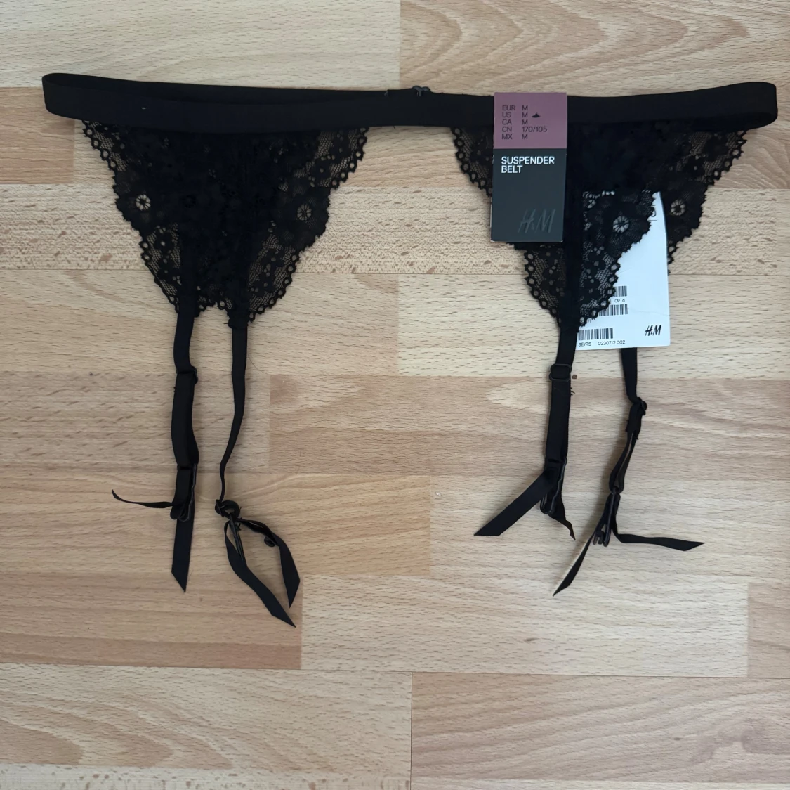 Ny. Svart spetsig suspender belt från H&M