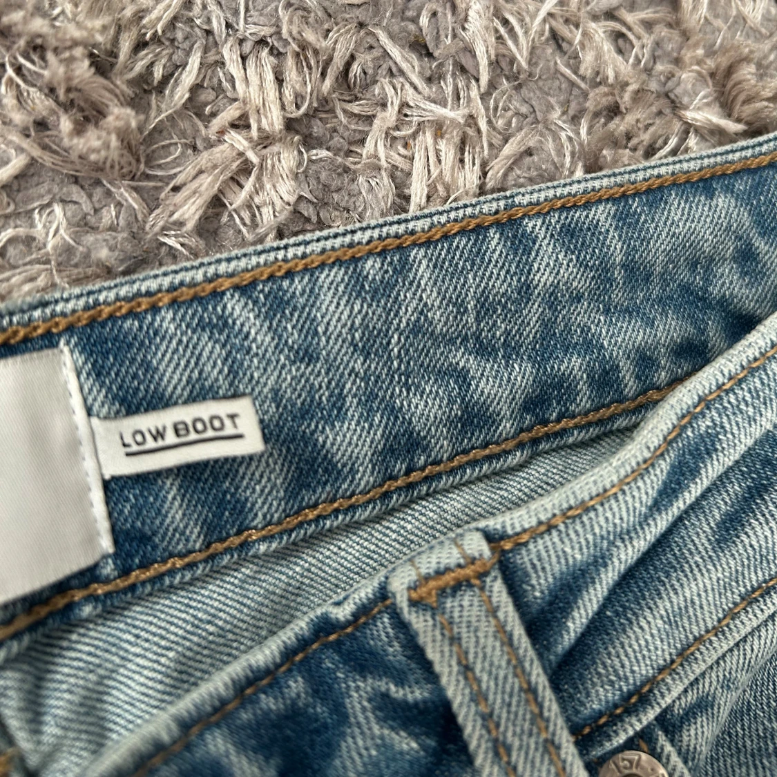 Bootcut jeans med slitna knän - 1