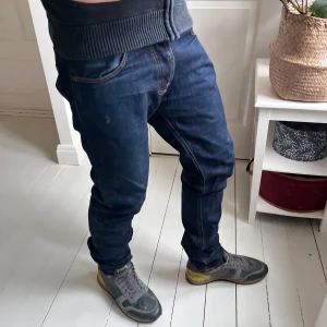 Nudie jeans  - Nudie jeans, modellen är 180 cm 75 kg