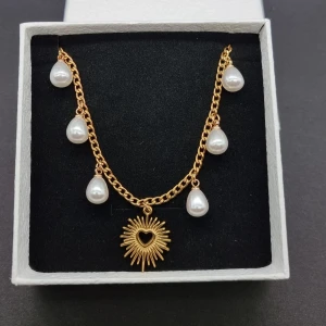 Stilfullt halsband  - Stilfull halskedja med hjärta och pärlor. Material: rostfrit stål. Längd: 40-45 cm. Kedjetjocklek-3mm Nickelfri. Priset utan ask blir lägre.