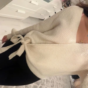 Beige omlott kofta från ONLY - Supermysig beige omlott kofta från ONLY med ribbad struktur och långa ärmar. Koftan har snygg knytning i sidan. Strorlek S, slutsåld på hemsidan!