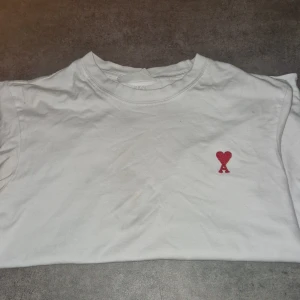Vit t-shirt från Ami - Vit t-shirt från Ami, ganska bra sikt. Storlek S. Priset går att diskutera vid snabb affär 