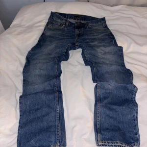 Nudie Jeans - Sjukt feta Nudie jeans med snygg fade på bakfickan🙌 skriv privat om du har fler frågor‼️ STORLEK W28 L30