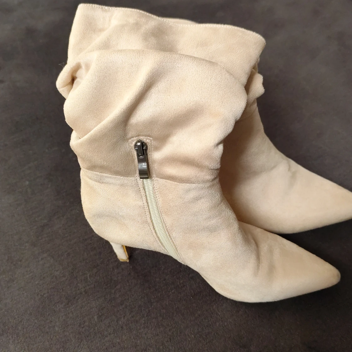 Beige stövletter med klack från Cuccoo