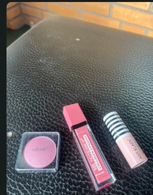 Rosa blush, läppglans & läppstift - Säljer ett rosa puderrouge, ett Note Collagen Lipgloss i rosa nyans och ett Any Klaen läppstift i nude-rosa färg med randigt lock. Perfekt för dig som gillar fräscha och mjuka toner till både kinder och läppar. Endast testad på handen