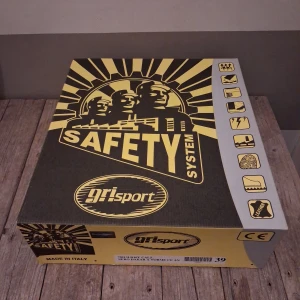 Svarta Grisport kängor med snörning - Svarta kängor från Grisport med robust snörning och grov platt sula. Tillverkade i slitstark Cordura och skinn, med Sympatex support system för extra komfort. Märkta med säkerhetsstandard och har detaljer i gult och orange på sula och etiketter. Ny pris 2300kr