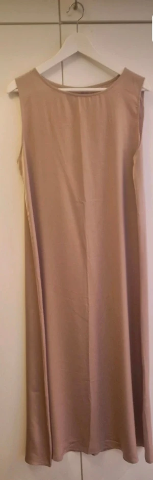Underklänning till Abaya. - Beige fin o skön underklänning.